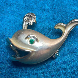 Vintage Goldtone Whale with green eye brooch pin